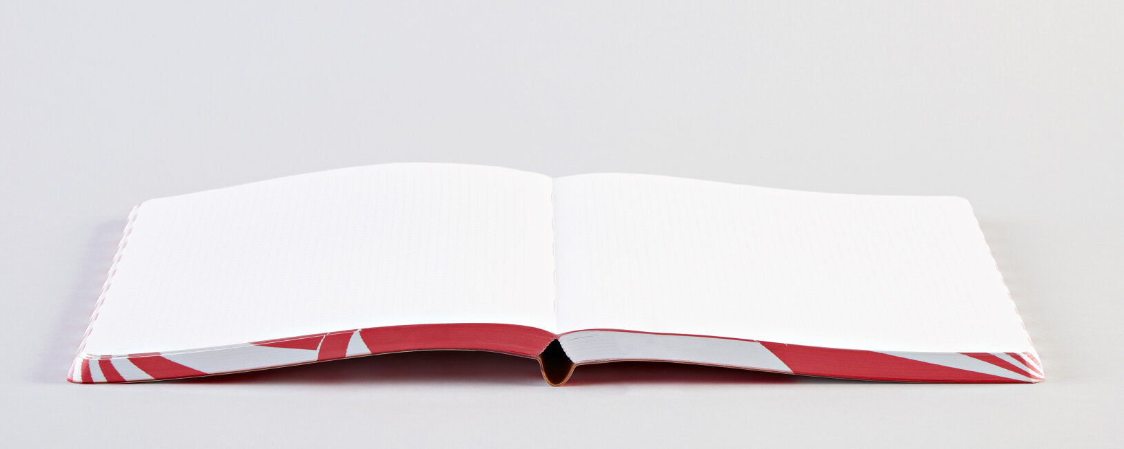 nuuna Notizbuch – 165 × 220 mm – 120 g/m² – Softcover, Fadenheftung, nummerierte Seiten – Rot/Weiss