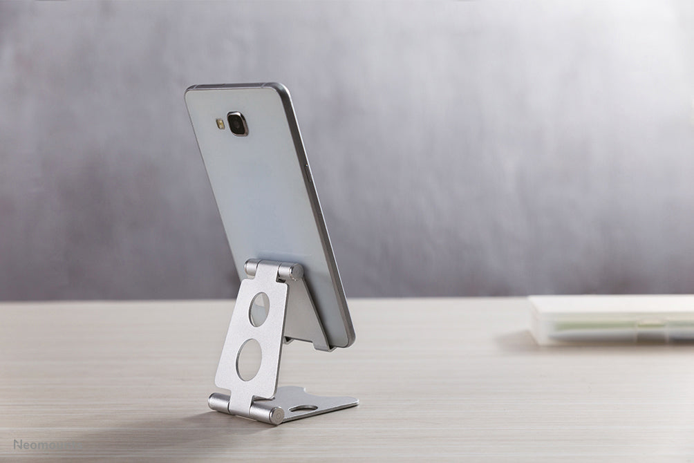 Neomounts Tischständer, faltbar, verstellbar – für bis 4,7" – Silber, Aluminium