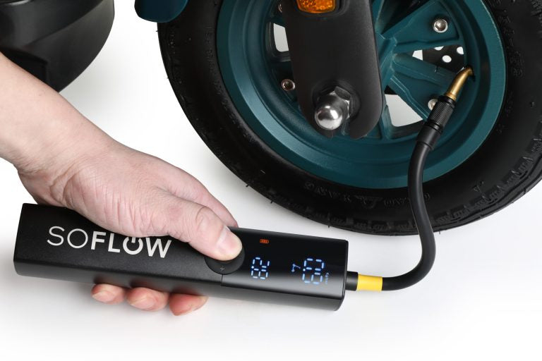 SoFlow Akkupumpe – spritzwasserfest, mit Schlauch – schwarz