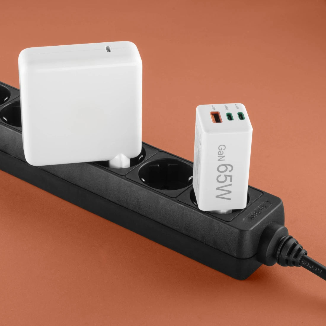 Hama 00201996 USB-Desktop-Ladegerät 65 W – USB-C×2, USB-A×1 – PD, QC 2.0/3.0 – Weiss