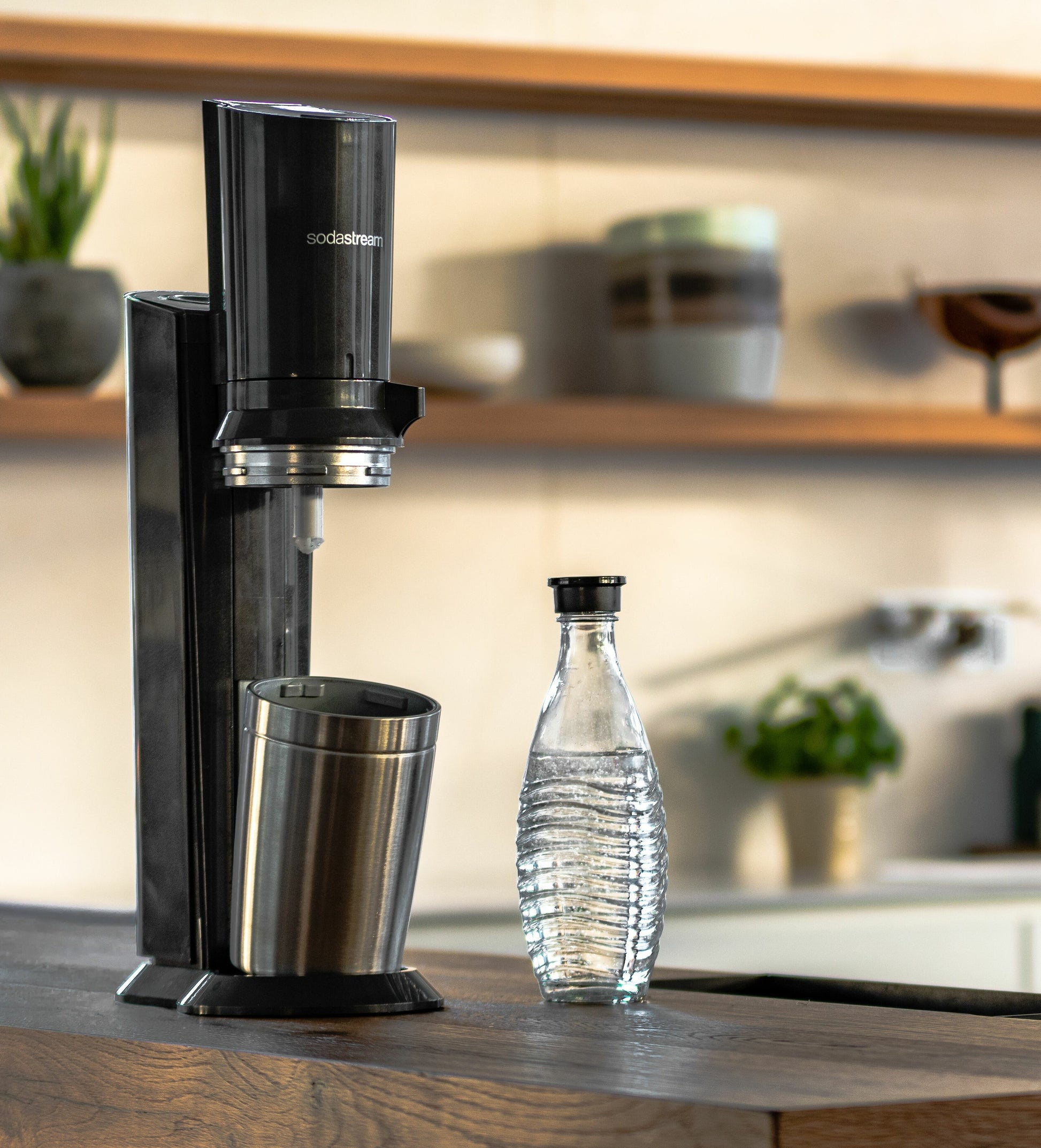 SodaStream Wassersprudler Crystal 3.0 – 0,615 l Glasflasche, 60 l Zylinder – schwarz/Edelstahl