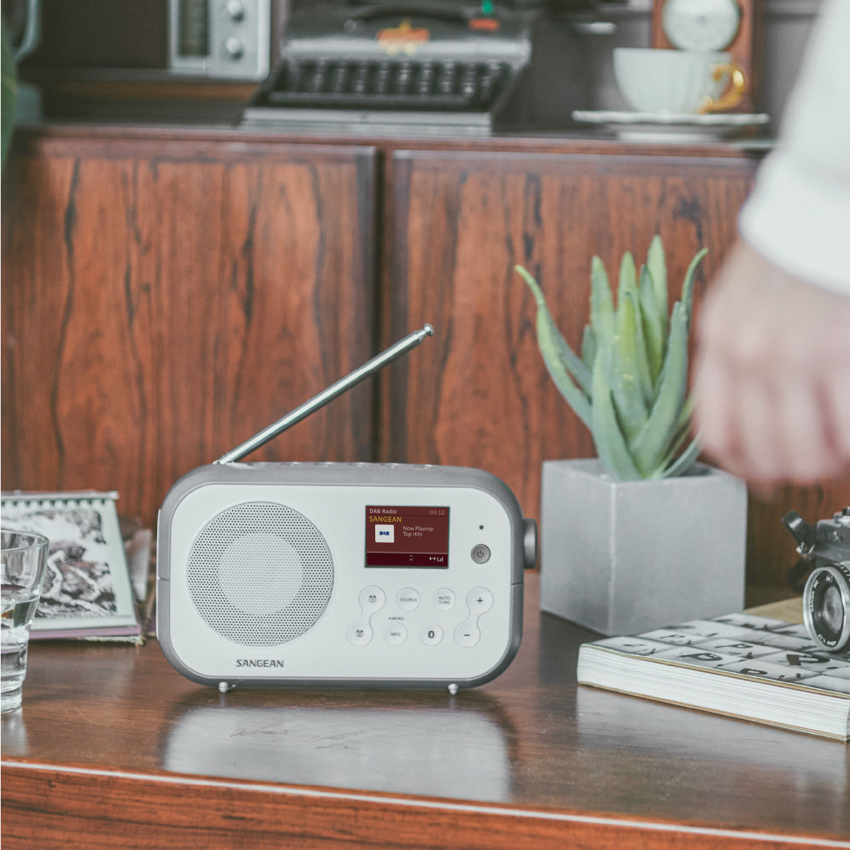 Sangean DPR-42BT – Tragbares DAB+ Radio, UKW, Bluetooth – Grau/Weiss