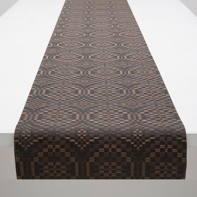Chilewich Tischläufer – 35,6×182,9 cm, Terrastrand, Braun