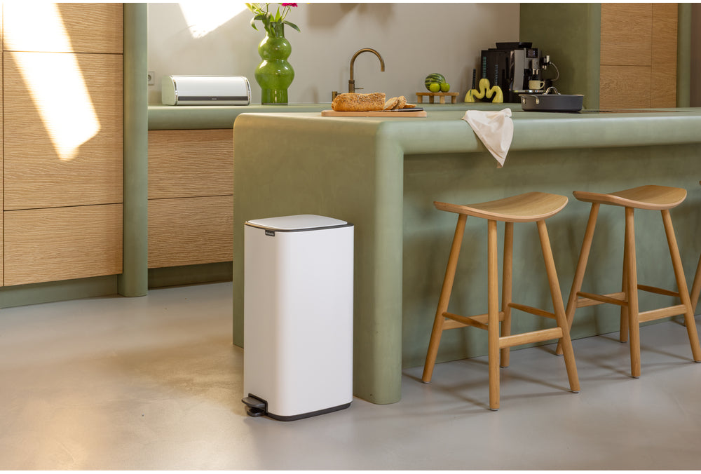 Brabantia Papierkorb – 30 l – mit Deckel, Stahl, Weiss – B × H 288 × 647 mm
