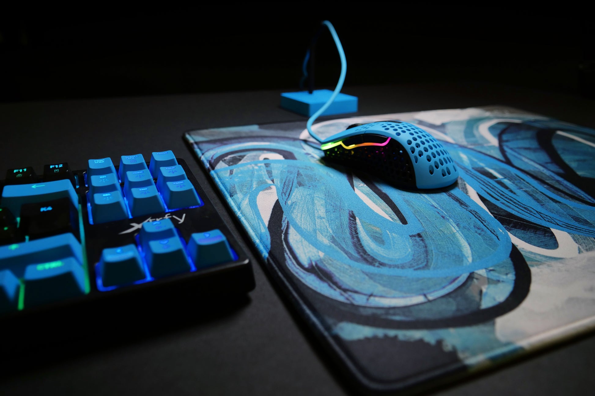 CHERRY XTRFY GP4 Street L – Gaming-Mauspad – Anti-Rutsch-Basis, Gestickte Kanten, Blau/Schwarz
