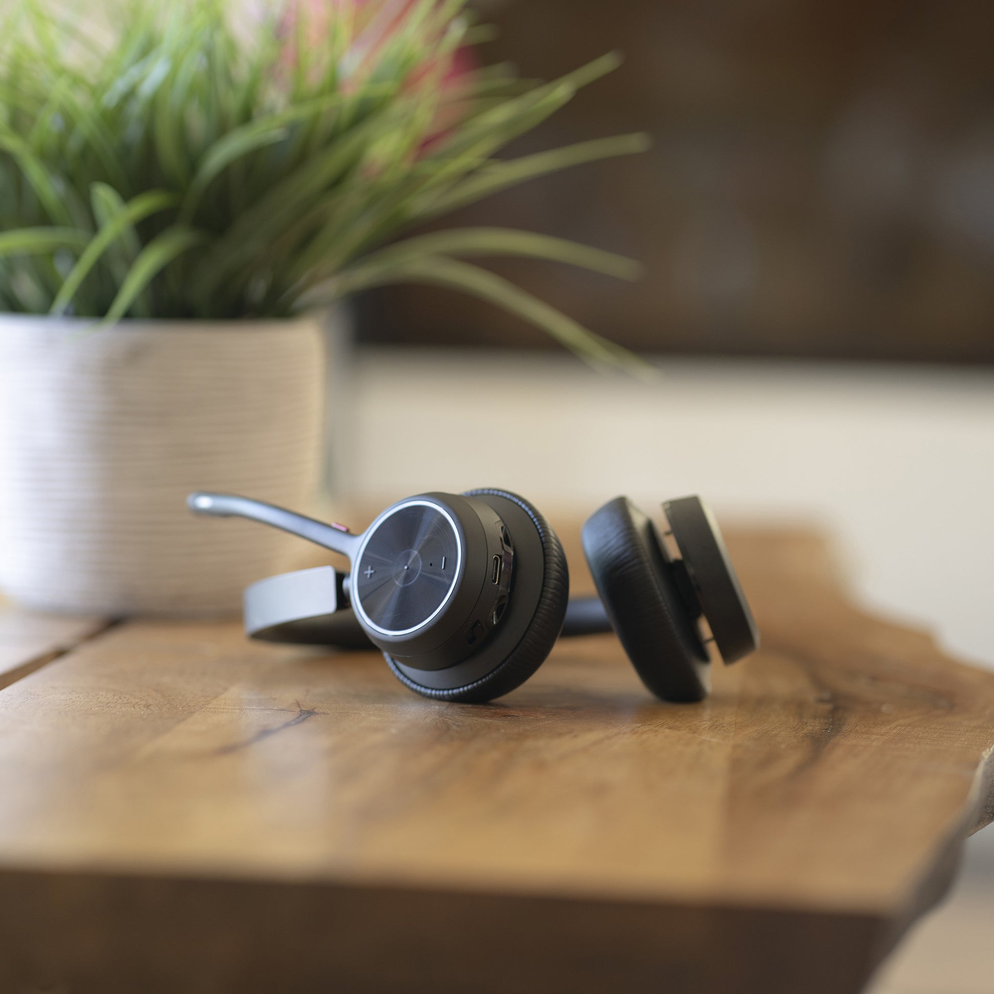 Poly Voyager 4320-M – Duo Headset (On-Ear) – Bluetooth, USB-A – für PC/Mac – schwarz – bis 24 h