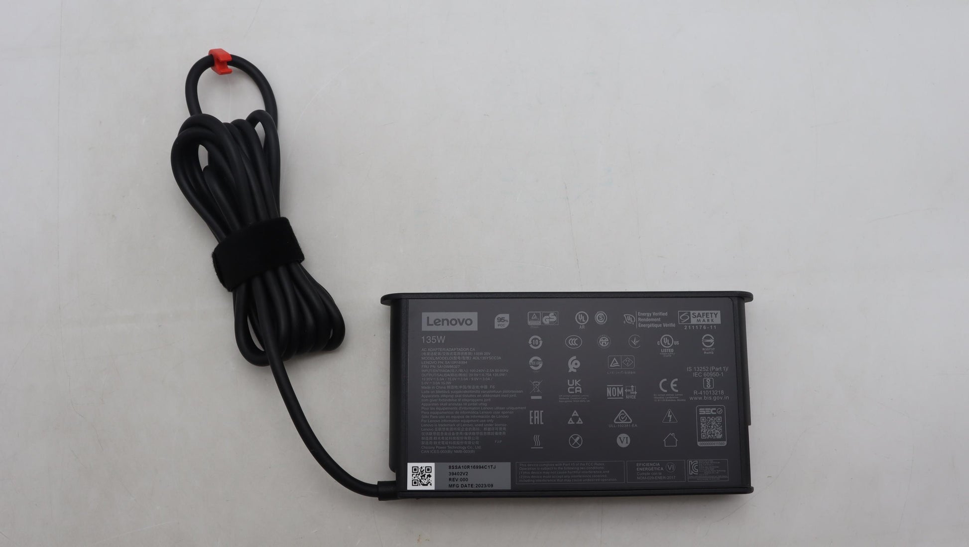 Lenovo Netzteil – 135 W, 5–20 V – für Lenovo-Geräte – Schwarz