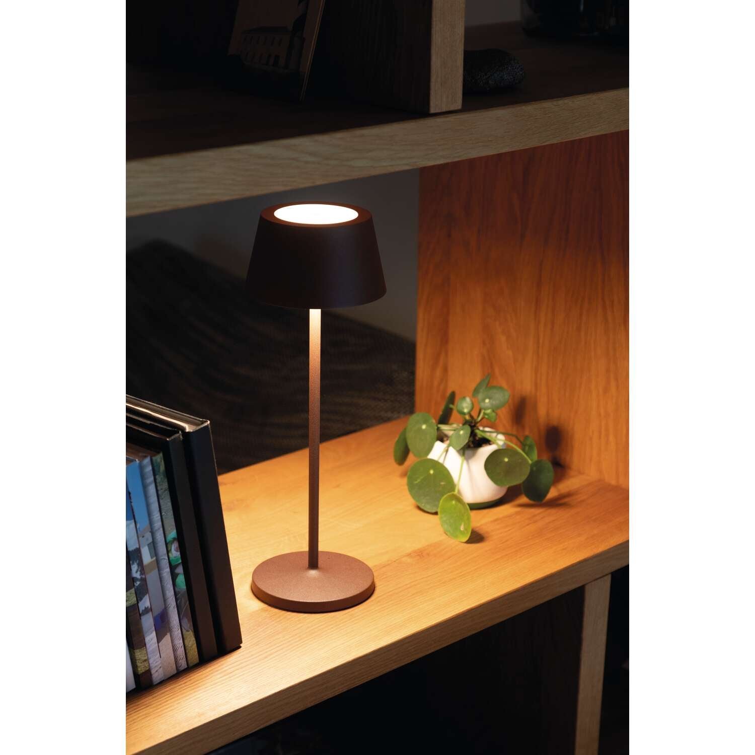 MAUL LED-Tischleuchte Nina – Akku, USB-C, Ladestation, dimmbar – 4000 K – 210 lm 3 W – Braun
