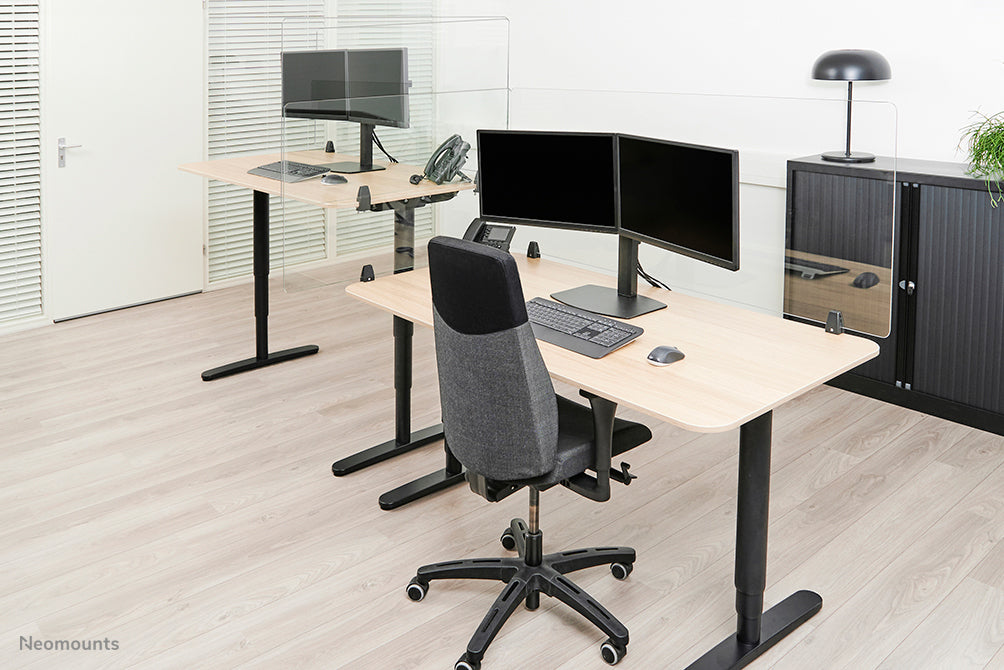 Neomounts Hygieneschutzschild – 1'200 × 650 mm, transparent, mit Montageset, für Tischplatten 0–25 mm