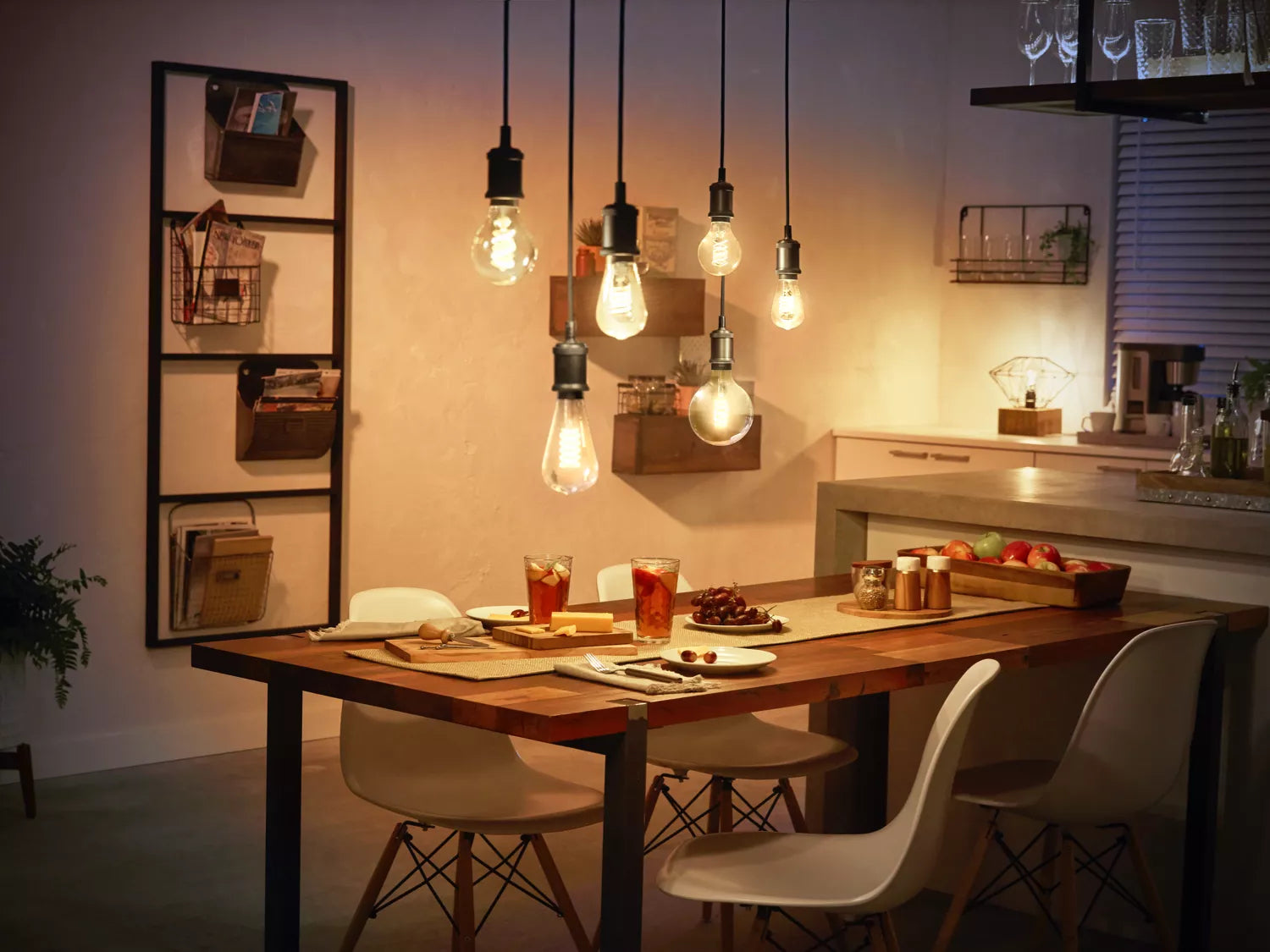 Philips by Signify Philips Hue Smart-Leuchtmittel Weiss – E27, 550 lm, 7,2 W, 2100 K, dimmbar, Bluetooth, für Alexa/HomeKit, weiss