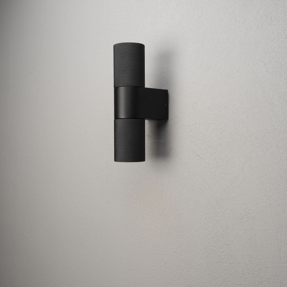 Konstsmide Aussenwandleuchte Temi – 6,5×23,5 cm, 14 W, IP54, Netzbetrieb, dimmbar, Schwarz, Aluminium