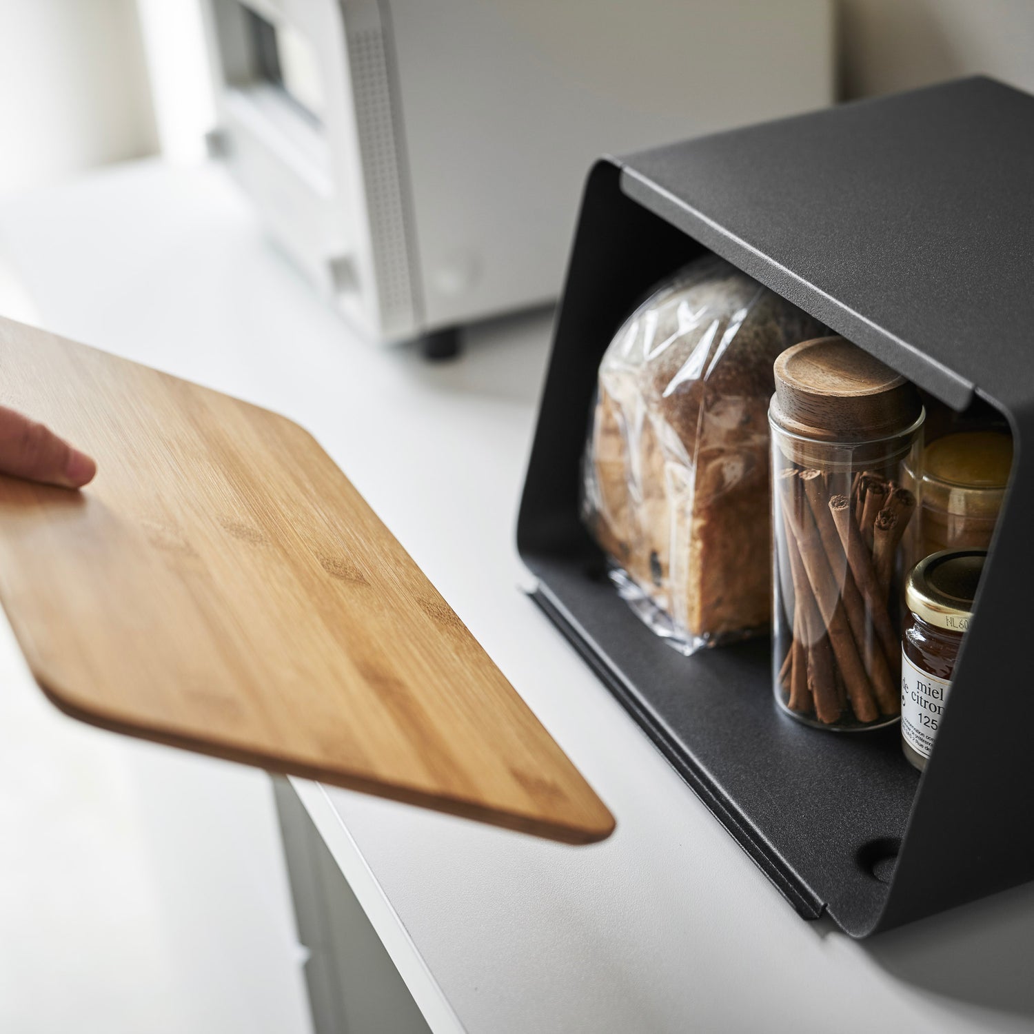 Yamazaki TOWER – Brotkasten 12,5 l, 31,5 × 24,5 × 18,5 cm, Edelstahl/Bambus, Schwarz, inkl. Schneidebrett