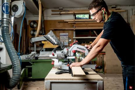 Metabo Akku-Kapp- und Gehrungssäge KGS 18 LTX BL 254 – 18 V (CAS) – Ø 254 mm – 2×8,0 Ah & Ladegerät – LiHD