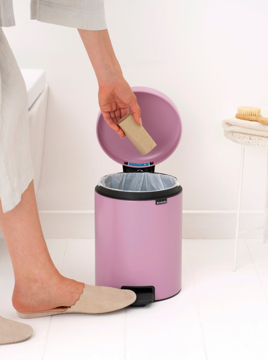 Brabantia NewIcon Treteimer – 5 l – Edelstahl, Rund – Rosa – Soft-Close, Anti-Rutsch