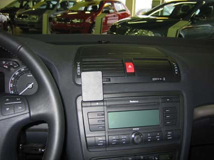 Brodit Auto-Halterung, Center-Mount – für Skoda Octavia II 2005–2013 – Schwarz