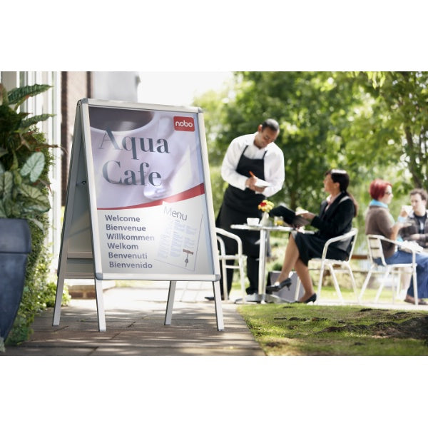 Nobo Plakatständer Premium Plus – für A0 hoch, silber, Metall/Kunststoff, 900×790×1440 mm