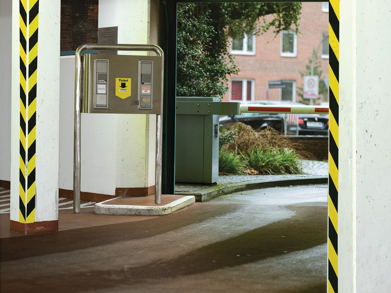 tesa Markierungsklebeband – permanent – schwarz/gelb – 50 mm × 66 m, Kunststoff