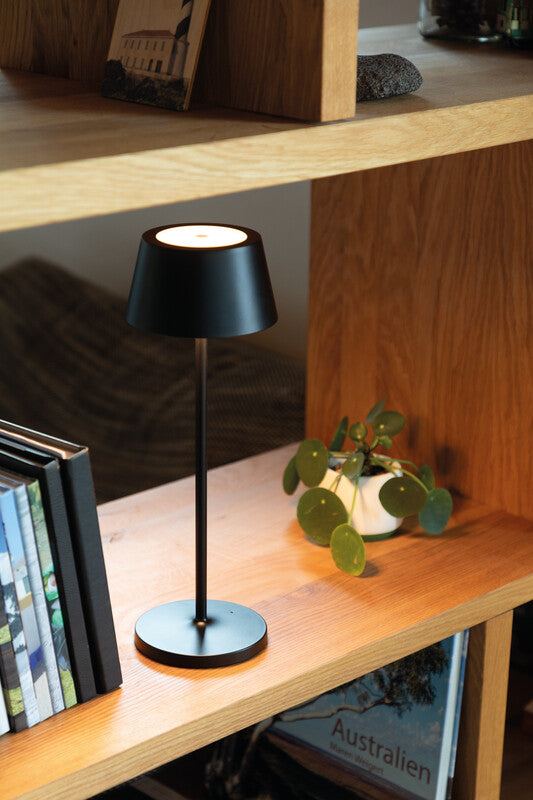MAUL LED Tischleuchte Nina – Akku, USB-C & Ladestation, stufenlos dimmbar – 4000 K – 210 lm 3 W – Schwarz