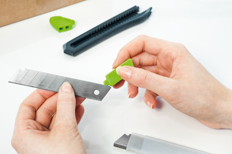Q-CONNECT Cutter – 18 mm, Klingenarretierung, Linkshändergeeignet, Silber, inkl. 1 Klinge