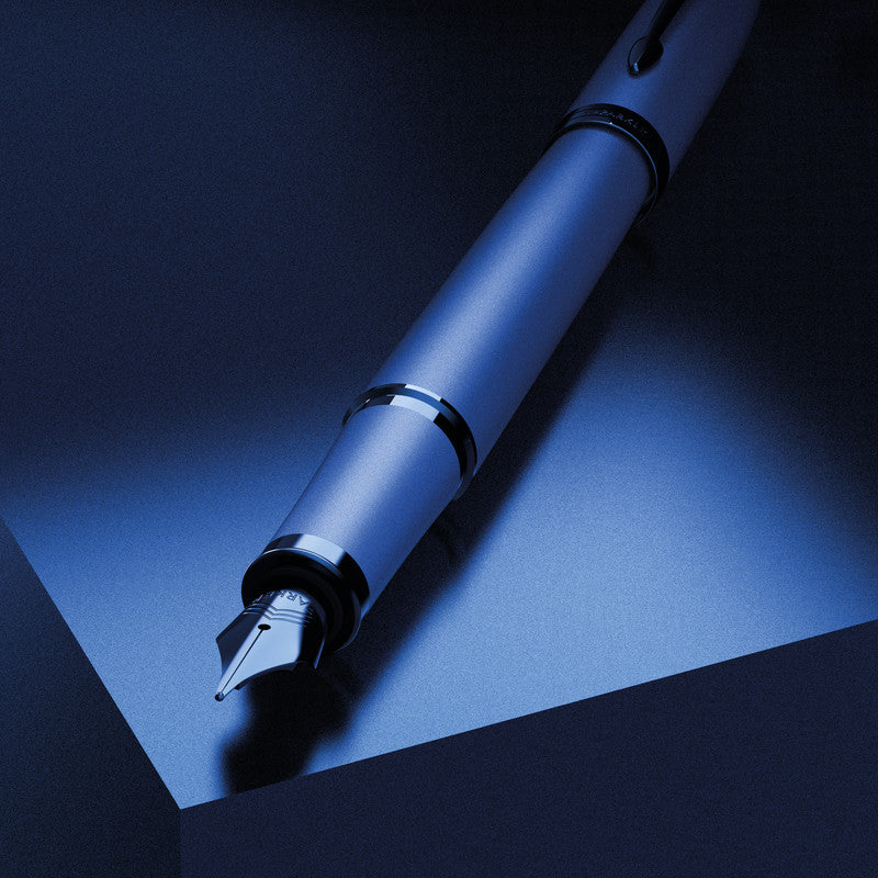 Parker IM Monochrome – Mittlere Feder – für Rechts- & Linkshänder – Blau – Patronen
