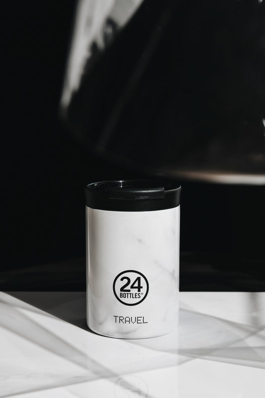 24Bottles Thermobecher Travel Tumbler – 3,5 dl – Edelstahl, isoliert, Sip&Go-Deckel – Carrara