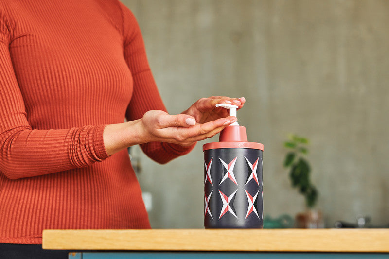 Sterillium Mia – Desinfektionsmittelspender, für 475/500 ml Flaschen, zum Aufstellen, Kunststoff, braun