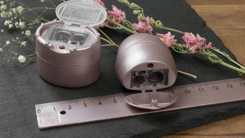 Kum Spitzer – manuell, 2-Loch, mit Behälter, für Blei- und Buntstifte Ø 8 und 11 mm, Kunststoff, rosa