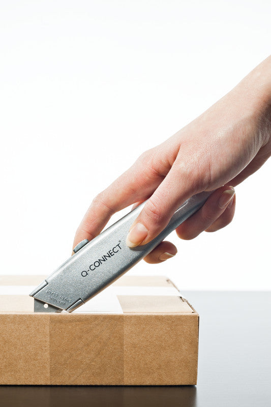 Q-CONNECT Cutter – 18 mm, Klingenarretierung, Linkshändergeeignet, Silber, inkl. 1 Klinge
