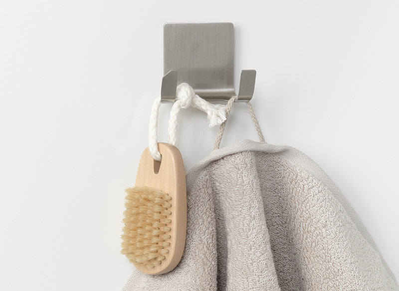 TESA Handtuchhaken (Doppelhaken) – 1-teilig – Klebemontage – 7,1 × 6 × 3,6 cm – Silber – Edelstahl/Kunststoff