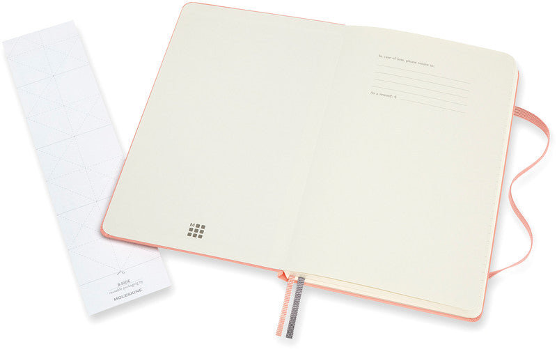 Moleskine Notizbuch, 130 × 210 mm, punktkariert, Leimbindung, Hardcover, 160 Seiten, 120 g/m² – korallenrosa