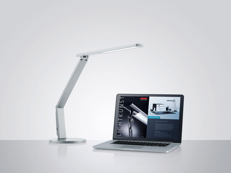 Hansa LED Tischleuchte Vario Plus – USB, stufenlos dimmbar – 2’700–6’400 K – 620 lm 10 W – silber, Metall