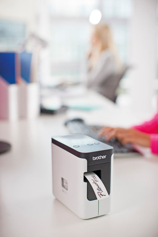 Brother P700 – Beschriftungsgerät für TZe-Bänder 3,5–24 mm, USB, WLAN, Auto-Cutter, 180 dpi