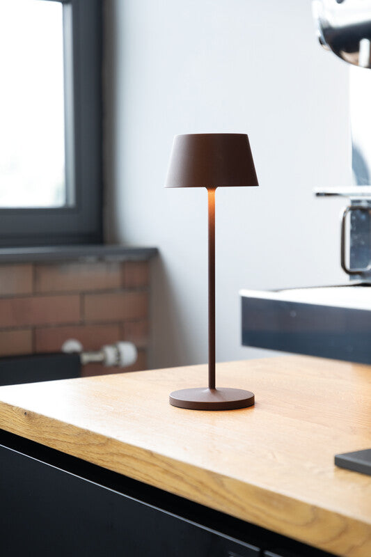 MAUL LED-Tischleuchte Nina – Akku, USB-C, Ladestation, dimmbar – 4000 K – 210 lm 3 W – Braun