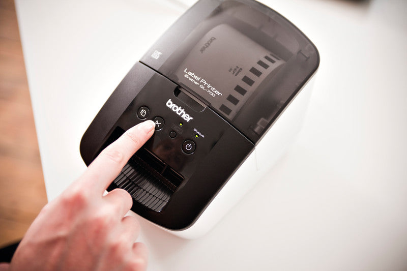 Brother QL-700 – Etikettendrucker, Thermodirekt, Auto-Cutter, USB, 300 dpi, für Rollen bis 59 mm