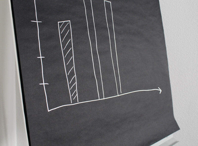 Q-connect Flipchart-Block – 68 × 99 cm, 20 Blatt/Block, blanko, schwarz, Papier, perforiert, mit Lochung