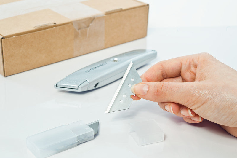 Q-CONNECT Cutter – 18 mm, Klingenarretierung, Linkshändergeeignet, Silber, inkl. 1 Klinge