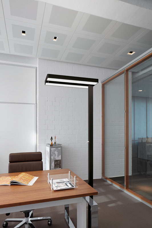 MAUL LED-Stehleuchte Juvis – Bewegungssensor, Tageslichtsensor, dimmbar – 4000 K – 13'060 lm – schwarz