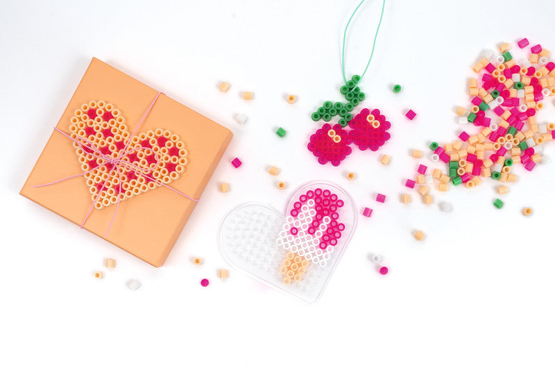 Folia Bügelperlen-Set Sweetheart – 220 Bügelperlen, Stiftplatte, Backpapier, Pinzette – 152 × 180 × 19 mm