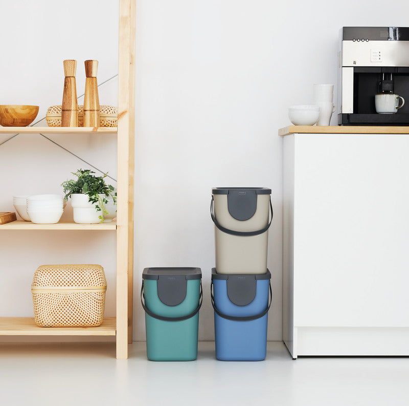 Rotho Abfallcontainer – 25 l – mit Deckel – Kunststoff, Cappuccino – B × H × T 235 × 340 × 400 mm