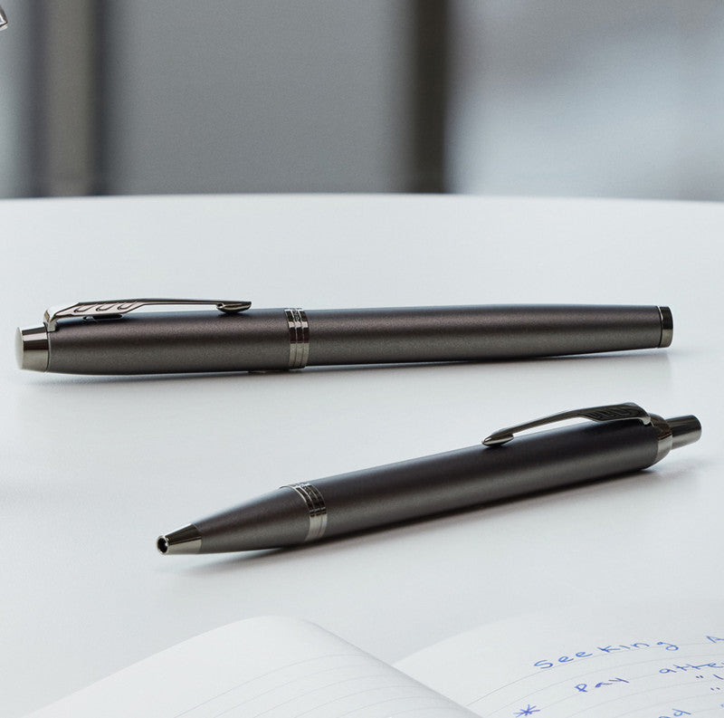 Parker IM Monochrome – Mittlere Feder – für Rechts- & Linkshänder – Titan, blau – Patronen
