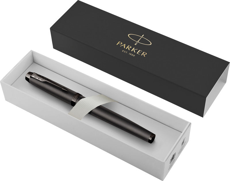 Parker IM Monochrome – Mittlere Feder – für Rechts- & Linkshänder – Titan, blau – Patronen