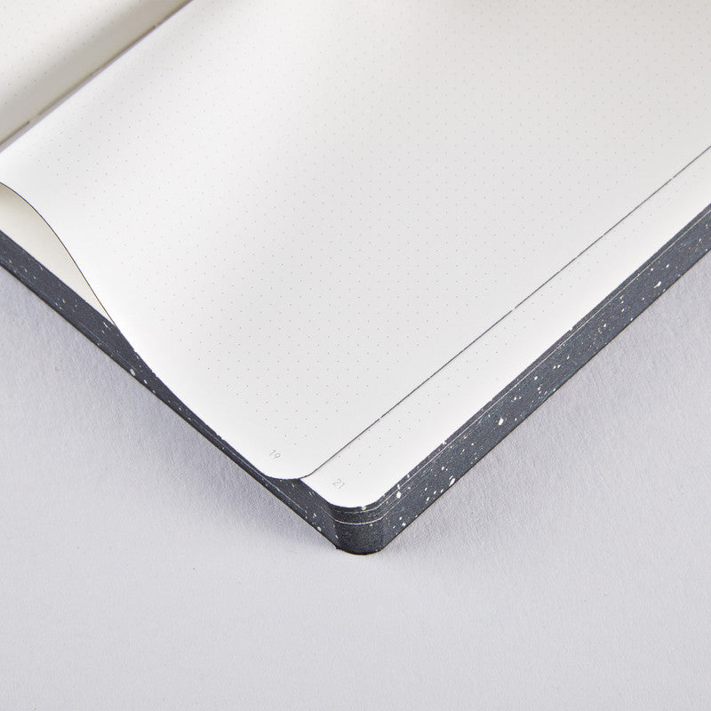 nuuna Notizbuch – 108 × 150 mm – 120 g/m² – Fadenheftung, nummerierte Seiten, Recycling-Leder – schwarz/weiss
