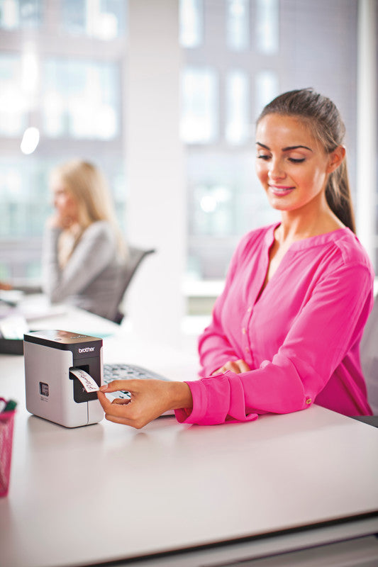 Brother P700 – Beschriftungsgerät für TZe-Bänder 3,5–24 mm, USB, WLAN, Auto-Cutter, 180 dpi