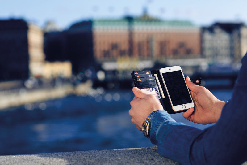 Ideal of Sweden – Booklet-Hülle – für Apple iPhone 6–8/SE (2020) – schwarz – mit Kartenfach, Magnetverschluss