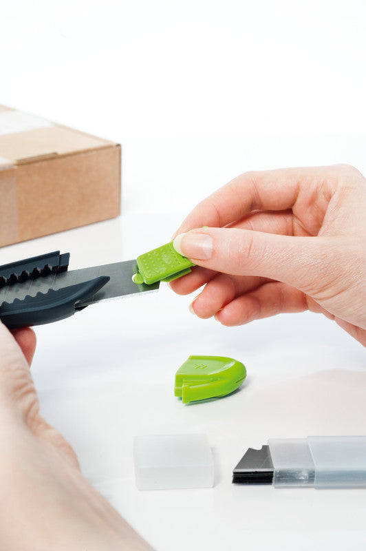 Q-CONNECT Cutter – 18 mm, Klingenarretierung, Linkshändergeeignet, Schwarz, inkl. 1 Klinge