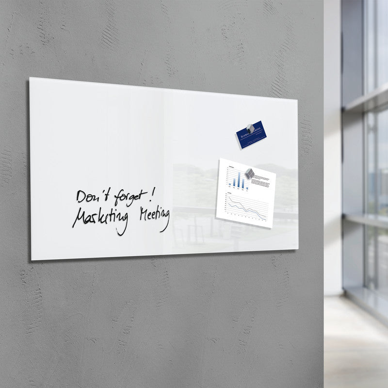 Sigel Whiteboard – 130 × 55 cm, Glas, magnetisch, Wandmontage, inkl. SuperDym Magnetwürfel, Montagesatz