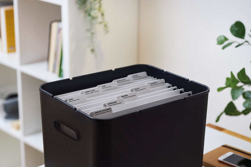 Rotho My Paper Archivbox A4 – mit Deckel, mit Griffloch, stapelbar, 400 × 290 × 295 mm, schwarz