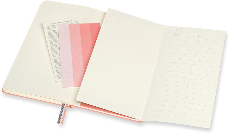 Moleskine Notizbuch, 130 × 210 mm, punktkariert, Leimbindung, Hardcover, 160 Seiten, 120 g/m² – korallenrosa
