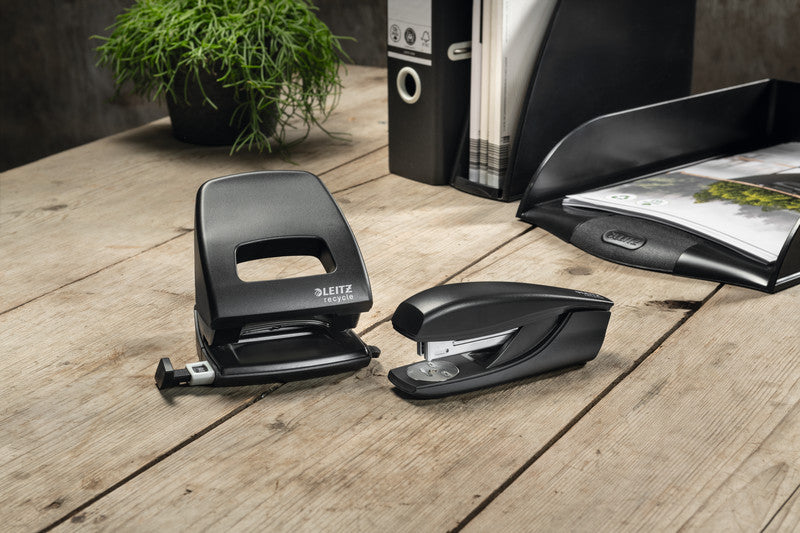 Leitz Briefkorb – mit Griffausschnitt, mit Beschriftungsfeld, glänzend, schwarz, B 255 × H 70 × T 385 mm
