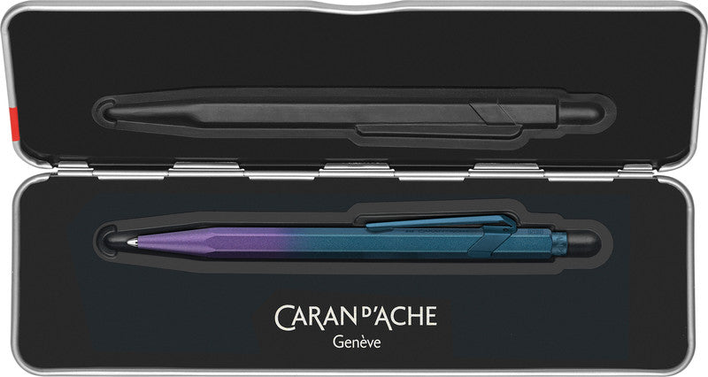 Caran d-Ache Kugelschreiber – 4 Farben (Meerviolett, Arktisgrün, Sonnenstein Rosa, Sturmblau), Aluminium